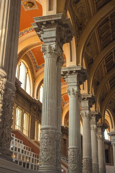 Vertikální Záběr Zdi Pilířů Místnosti Uvnitř Národního Paláce Montjuic Barceloně — Stock fotografie