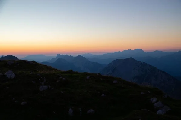 Dağların Üzerinden Gün Batımının Güzel Bir Görüntüsü — Stok fotoğraf