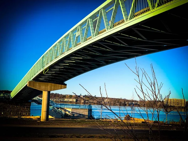 青空の下 下からの橋と背景の海の美しい景色 — ストック写真