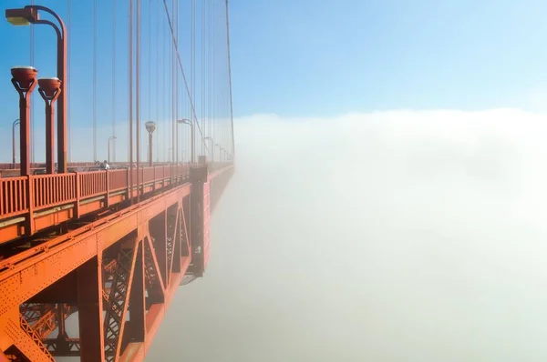 Yol Köprüsü Bulutlara Doğru Ilerliyor Golden Gate Köprüsü Güneşli Mavi — Stok fotoğraf
