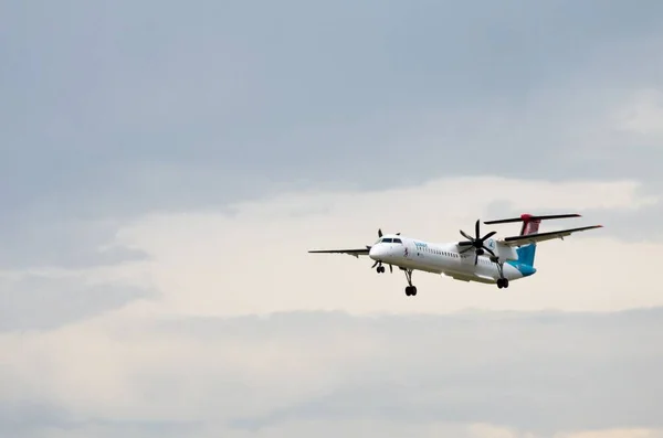 Ein Weißes Flugzeug Fliegt Den Himmel Mit Blauen Wolken Hintergrund — Stockfoto