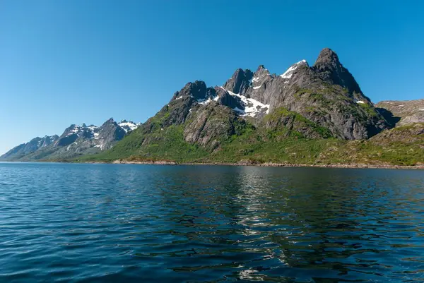 Βουνά Δίπλα Στη Λίμνη Ενάντια Στον Ουρανό Στο Trollfjorden Νησιά — Φωτογραφία Αρχείου