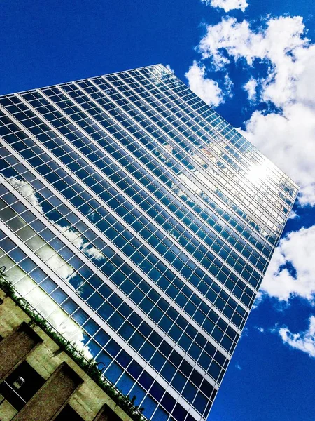 Низькокутний Знімок Фасаду Багатоповерхового Скляного Будинку Надзвичайно Чистим Блакитним Небом — стокове фото