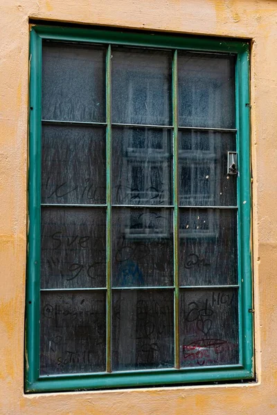 Plan Vertical Une Vieille Fenêtre Verte Dans Les Rues Helsingor — Photo