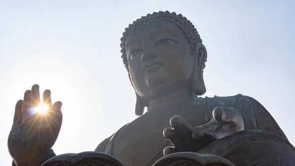 Низькокутний Знімок Сонячного Світла Світиться Крізь Пальці Статуї Будди — стокове фото