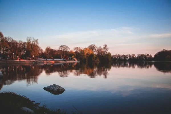 Podzimní Stromy Odleskem Jezeře Pod Zamračenou Oblohou — Stock fotografie