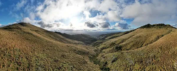 Panoramautsikt Över Vidsträckt Skog Sluttningar Bergskedja Landskap Vacker Molnig Himmel — Stockfoto