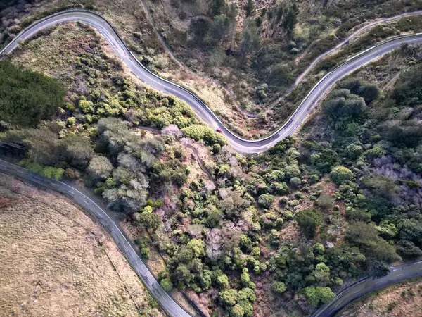 Vue Aérienne Belles Collines Verdoyantes Une Route Sinueuse Longeant Les — Photo