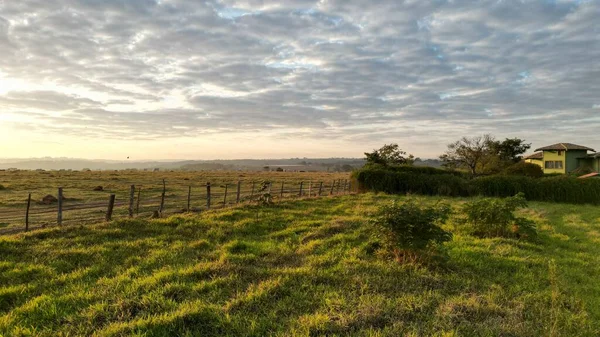 日の出の緑豊かな田舎の美しい雲の風景 — ストック写真