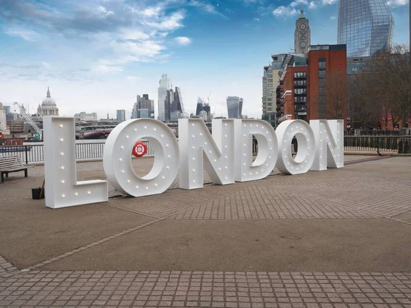 Biały Olbrzym London Litery Światłami Ulicy South Bank — Zdjęcie stockowe