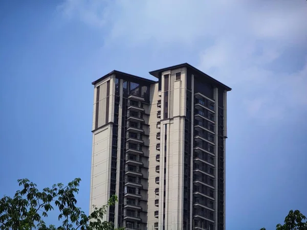 Edificio Alto Bajo Cielo Azul Luz Del Día — Foto de Stock