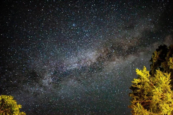 Eine Schöne Landschaft Mit Einem Riesigen Himmel Voller Leuchtender Sterne — Stockfoto