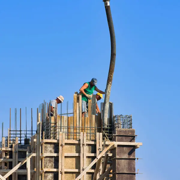 Construyendo Edificio Apartamentos Los Trabajadores Construcción Están Trabajando Duro — Foto de Stock