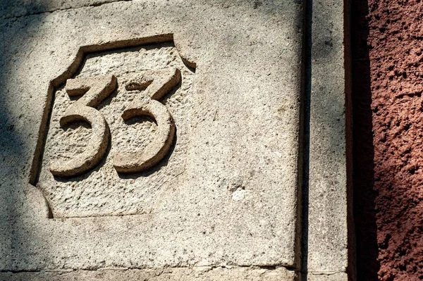 石垣に刻まれた33枚のサインのクローズアップ — ストック写真
