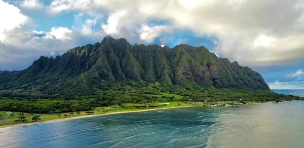Montanhas Verdes Uma Bela Costa Sob Céu Azul Oahu Havaí — Fotografia de Stock