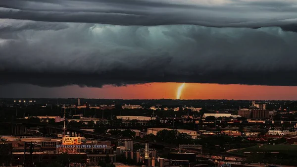 Pohled Ptačí Perspektivy Blesk Nad Kansas City Zamračený Den — Stock fotografie