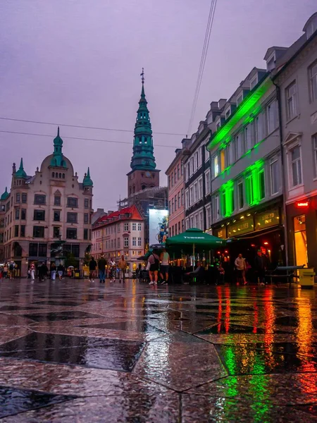 Pionowe Ujęcie Pedestrian Street Kopenhadze Wieczorem Mokrym Gruntem — Zdjęcie stockowe