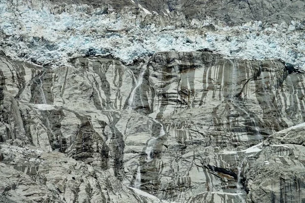 Cambio Climático Vista Del Glaciar Brenva Derritiéndose Creando Grandes Cascadas —  Fotos de Stock