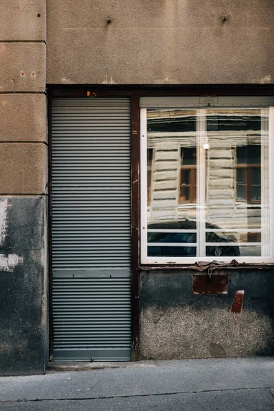 住宅の古いドアとガラス窓 — ストック写真