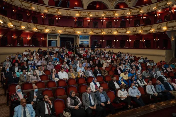 アレクサンドリアのオペラハウスでの医療イベントとパーティーを楽しむ観客 — ストック写真