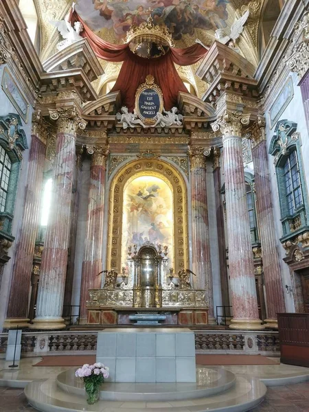 Tiro Vertical Altar Igreja Jesuíta Viena Áustria — Fotografia de Stock