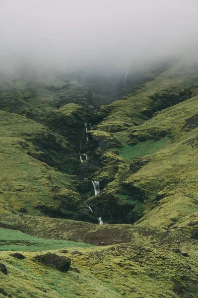 Colpo Verticale Flusso Acqua Che Scorre Lungo Dossi Paesaggio Verde — Foto Stock