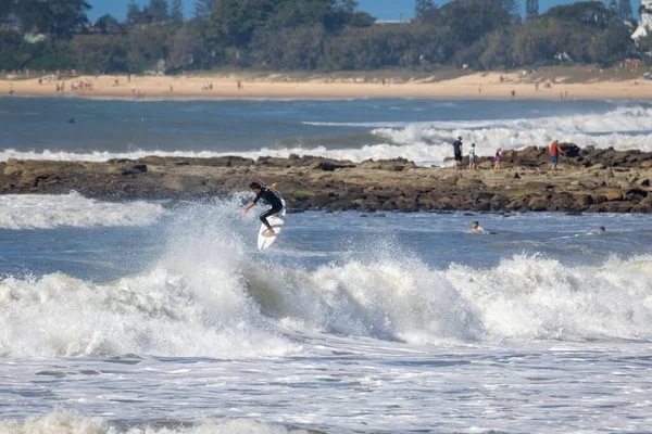 Surfista Salta Acima Uma Onda Alexandra Headland Maroochydore Austrália — Fotografia de Stock