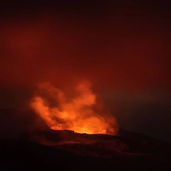 一座美丽的火山在夜间喷发 天空中弥漫着红烟 — 图库照片