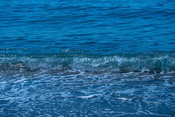 Ωκεάνια Κύματα Συντρίβονται Στην Αμμώδη Παραλία Θαλάσσια Κύματα Σπάνε Στην — Φωτογραφία Αρχείου