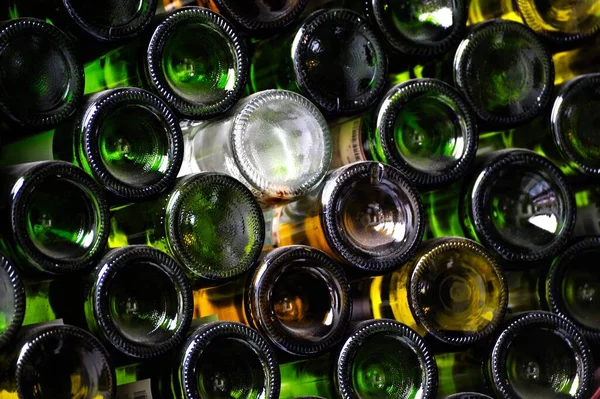 Πολλαπλές Σειρές Από Μπουκάλια Κρασιού Προσεκτικά Και Σταθερά Τοποθετημένα Ένα — Φωτογραφία Αρχείου