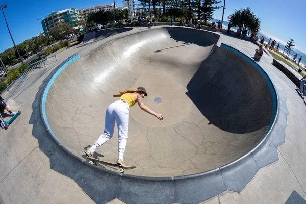 アレクサンドラ ヘッドランド スケートパークの女性スケーター オーストラリアのMaroochydore — ストック写真