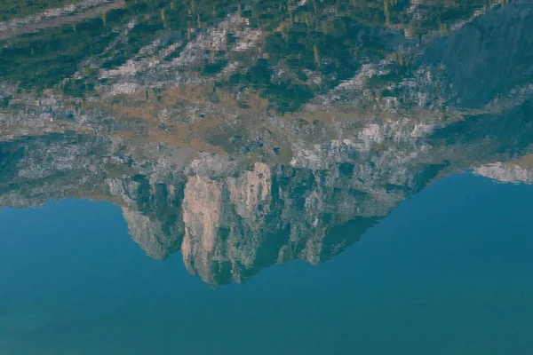 Uma Vista Panorâmica Das Montanhas Verdes Que Refletem Lago Fedaia — Fotografia de Stock