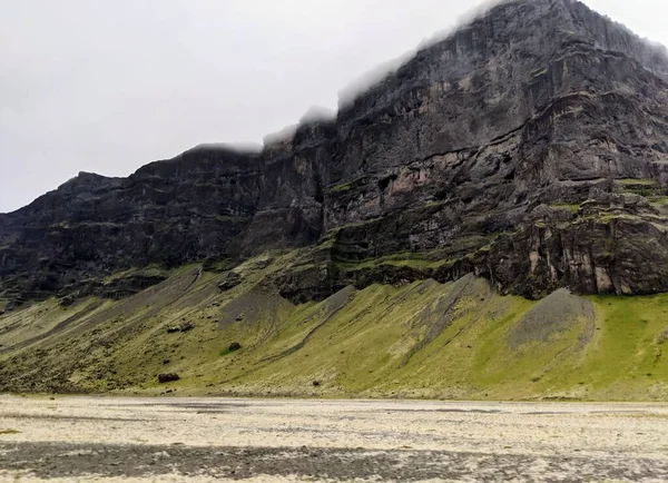 Paesaggio Panoramico Con Dense Nuvole Che Svettano Ripide Scogliere — Foto Stock