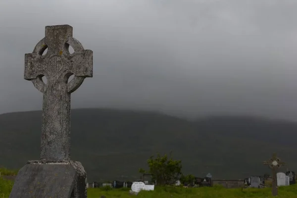 Una Vista Una Cruz Piedra Cementerio Día Niebla —  Fotos de Stock