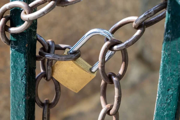 鉄の鎖と南京錠で閉じられた古い二重鉄の扉 — ストック写真