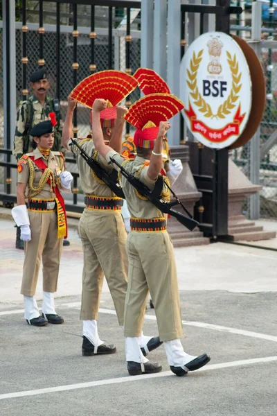 Colpo Verticale Soldati Indiani Durante Cerimonia Confine Wagah Attari — Foto Stock