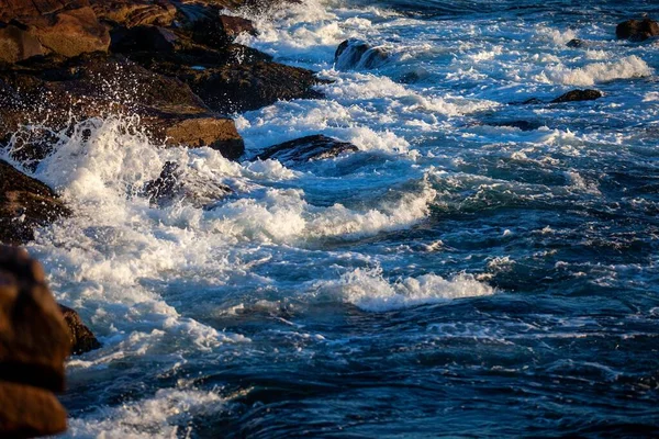 Malebný Pohled Modré Vlny Oceánu Narážející Skály Pobřeží Slunečného Dne — Stock fotografie