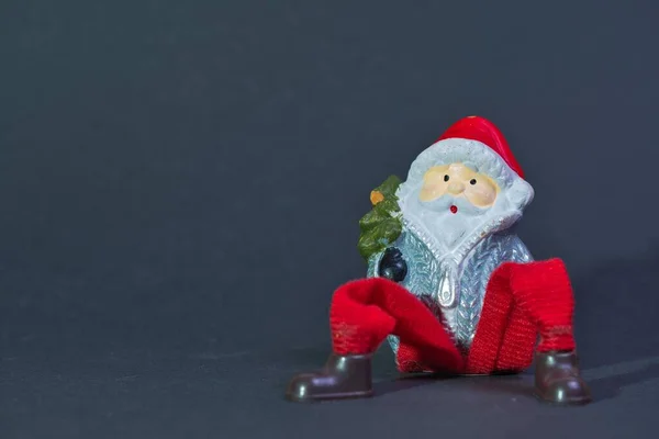 Papai Noel Tem Descanso Pausa Enquanto Sentado Fundo Escuro — Fotografia de Stock