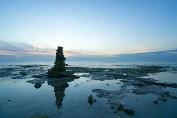 Kamienie Ułożone Jeden Drugim Plaży Przed Zachodem Słońca — Zdjęcie stockowe