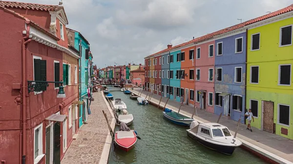 Una Vista Cerca Barcos Blancos Navegando Río Cerca Edificios Modernos —  Fotos de Stock