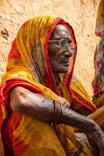 Vrouwen Het Bodemhuis Wachten Hulp Vanwege Honger India — Stockfoto