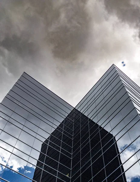 Bulutlu Gökyüzünün Altındaki Cam Ofis Binasının Dikey Alçak Açılı Görüntüsü — Stok fotoğraf
