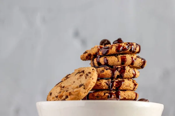 Une Pile Biscuits Aux Pépites Chocolat Sur Une Assiette Blanche — Photo