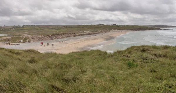 Grupo Pessoas Descansando Uma Praia Areia Cornwall Reino Unido — Fotografia de Stock