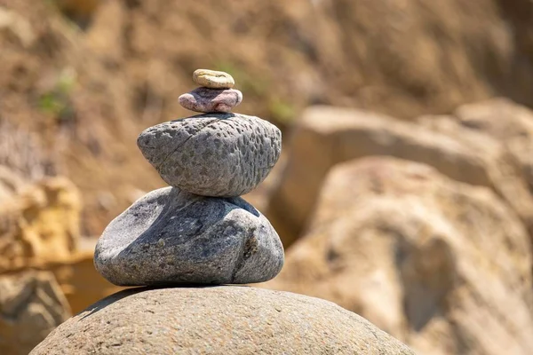 Piramide Van Drie Kiezelstenen Afgerond Door Erosie Evenwichtig Het Strand — Stockfoto