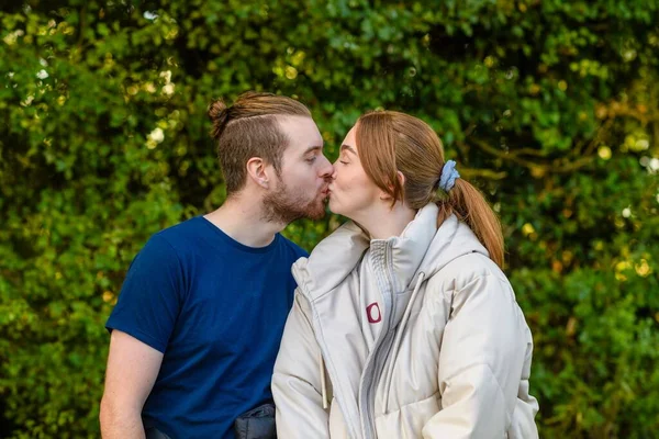 Jovem Casal Caucasiano Beijando Parque — Fotografia de Stock