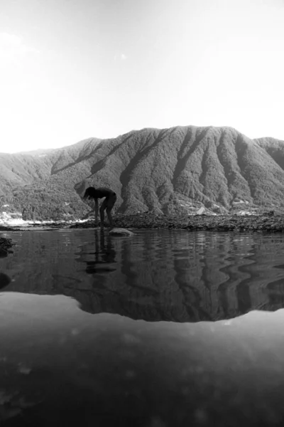Göle Doğru Eğilen Bir Kadın Manzaralı Dağa Yaslanıyor Yansıması Siyah — Stok fotoğraf