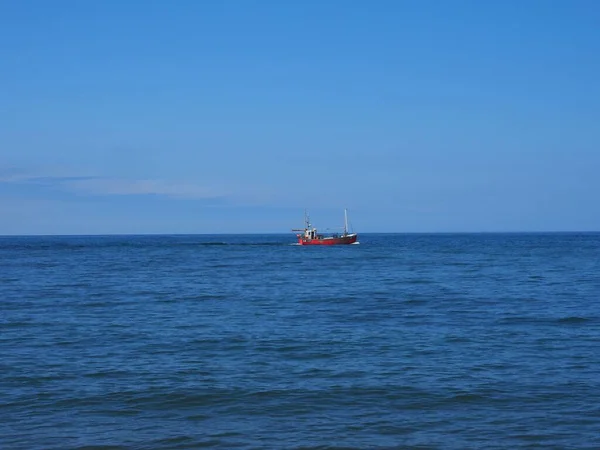 Ett Rött Skepp Det Öppna Havet Klarblå Himmel — Stockfoto