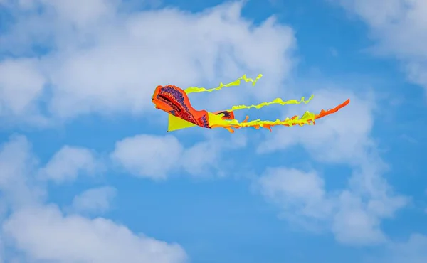 Mini Pipa Laranja Amarela Voando Céu Azul Claro — Fotografia de Stock