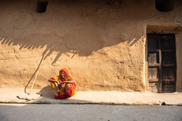Ženy Žijí Půdním Domě Čekají Pomoc Kvůli Hladu Indii — Stock fotografie